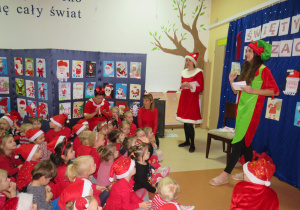 Dzieci odgadują zagadki Elfa.